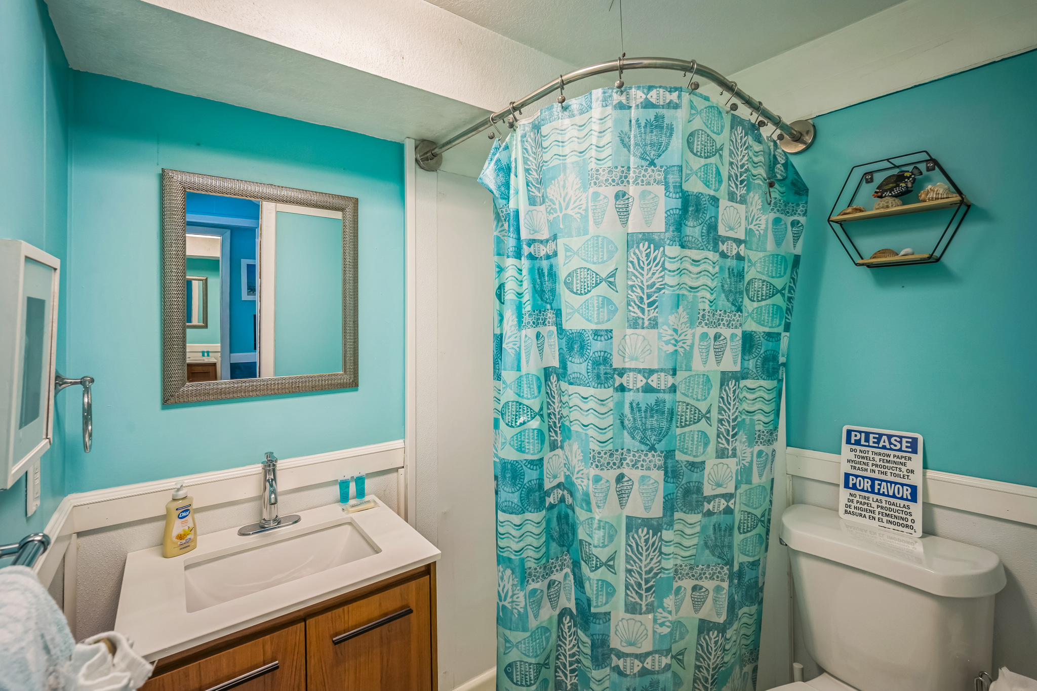 13409 Gulf Blvd Madeira Beach FL 33708 USA Bathroom DSC04244