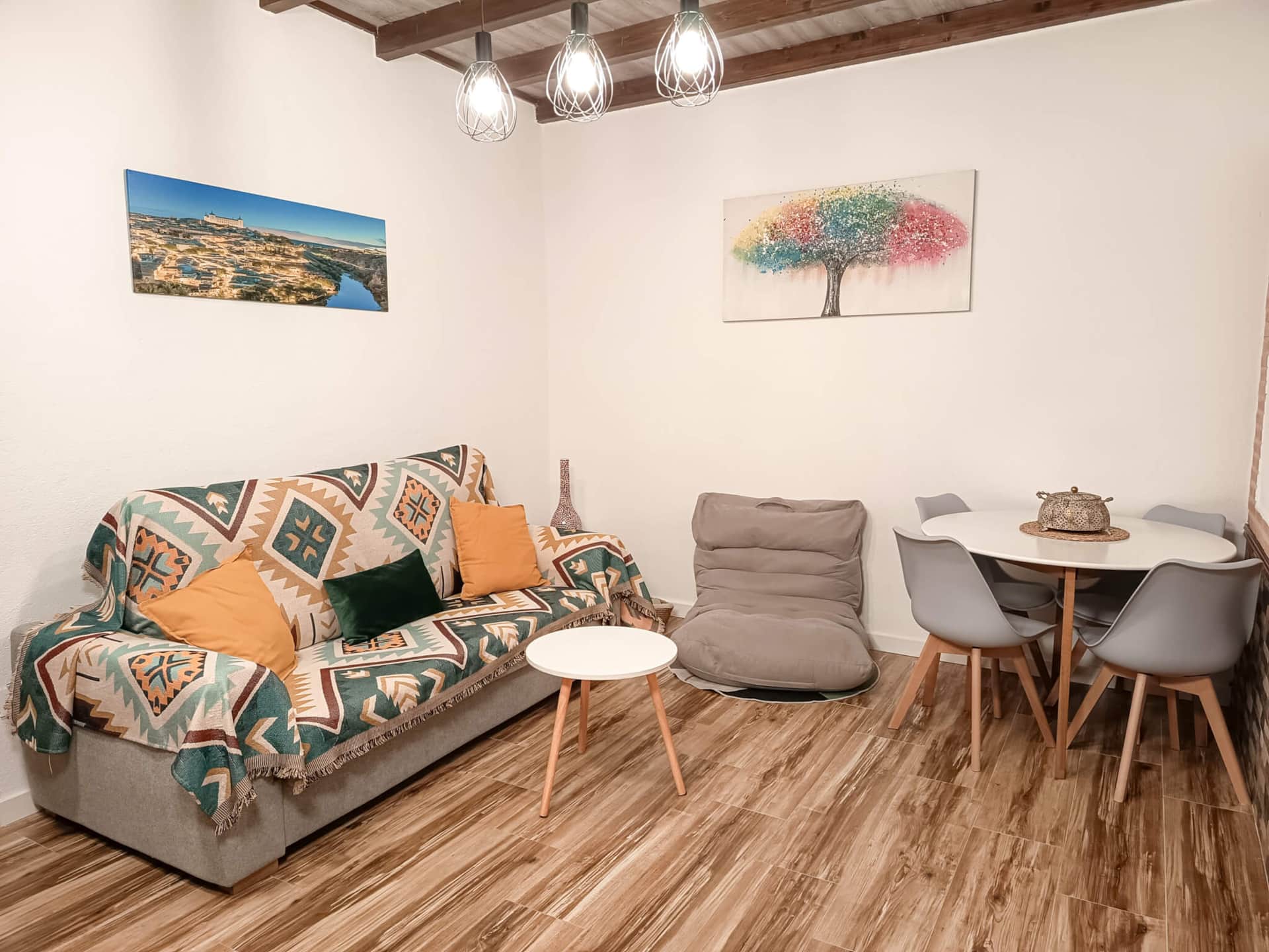 Salón comedor de La Casita de Ale en Polán con sofá, mesa y decoración acogedora