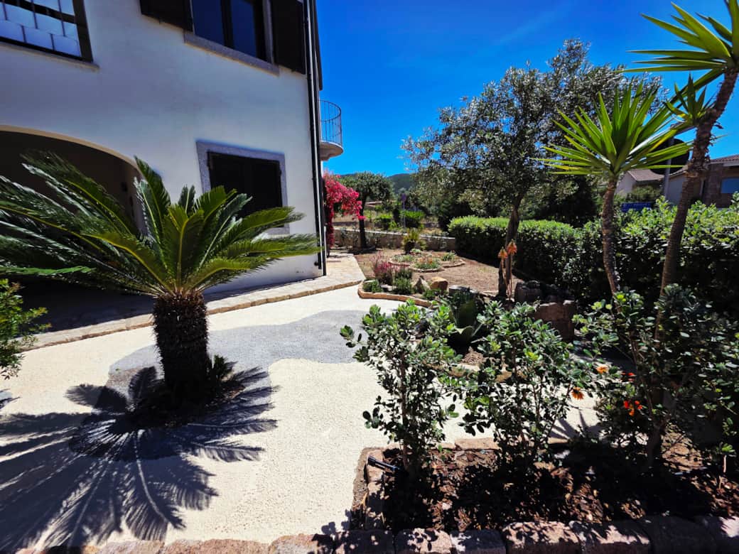 Particolare del giardino al piano terra con vegetazione mediterranea