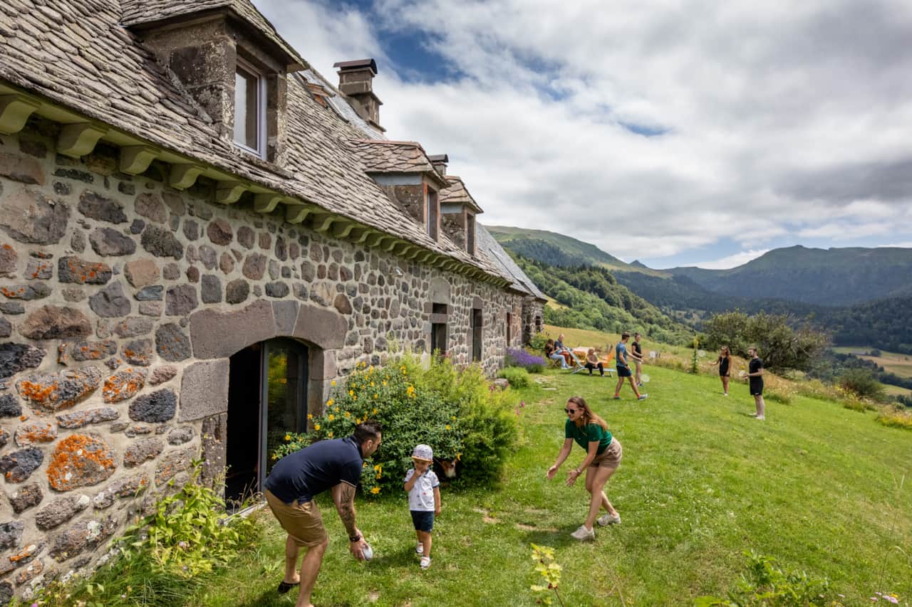 Grand jardin privé avec vue sur les Monts d'Auvergne et plus particulièrement la vallée du Mars.