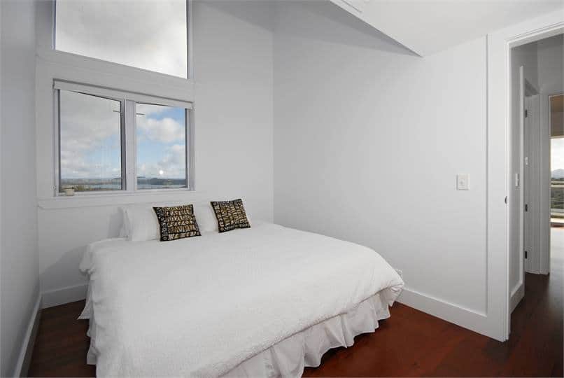 Second bedroom with twin singles or a king bed, with a ceiling fan for comfort. Wharau Lodge. 