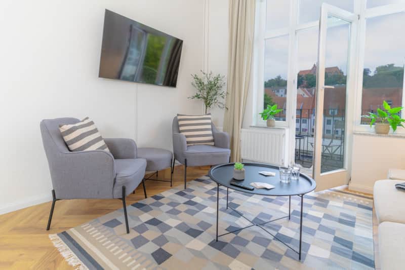 Wohnzimmer mit Blick in die Innenstadt Flensburgs