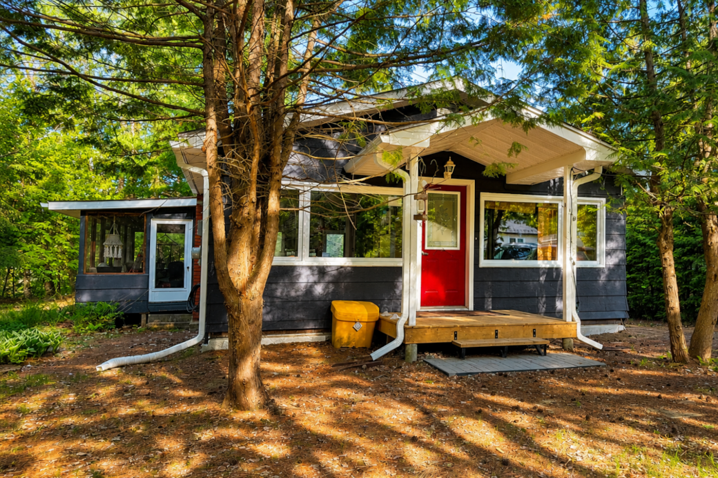 Le chickadee chalet forest exterior red door