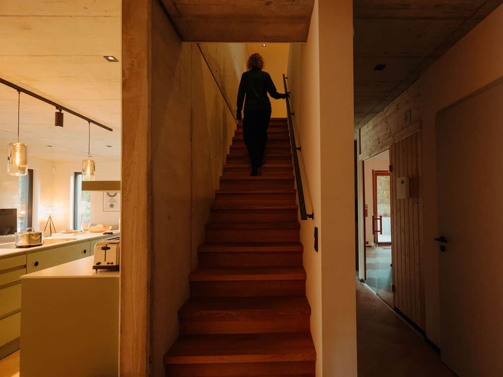 Design Ferienhaus an der Ostsee Sichtbeton Treppe