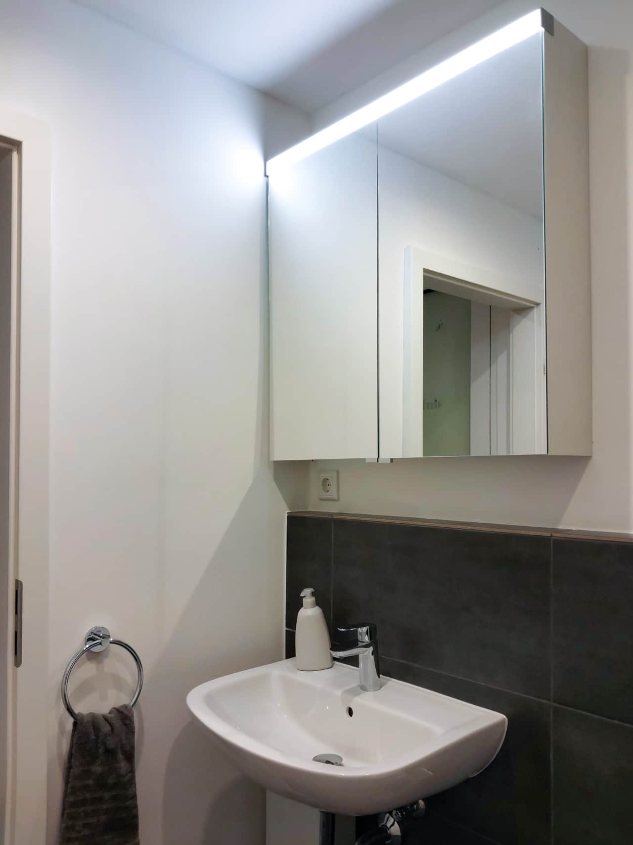 Nuernberg neuselsbrunn messe nexpo hub bathroom sink mirror overview 03