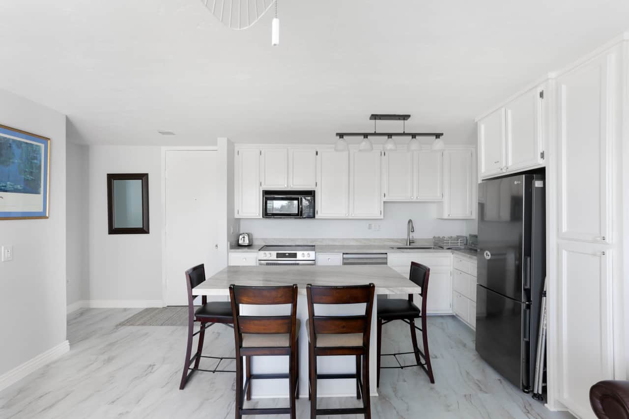 Kitchen - Breakfast Bar/ Dining Area