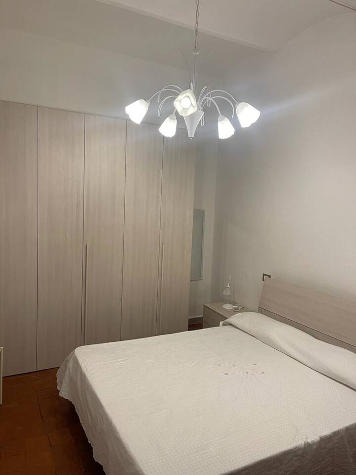 Camera da letto matrimoniale con ampi armadi