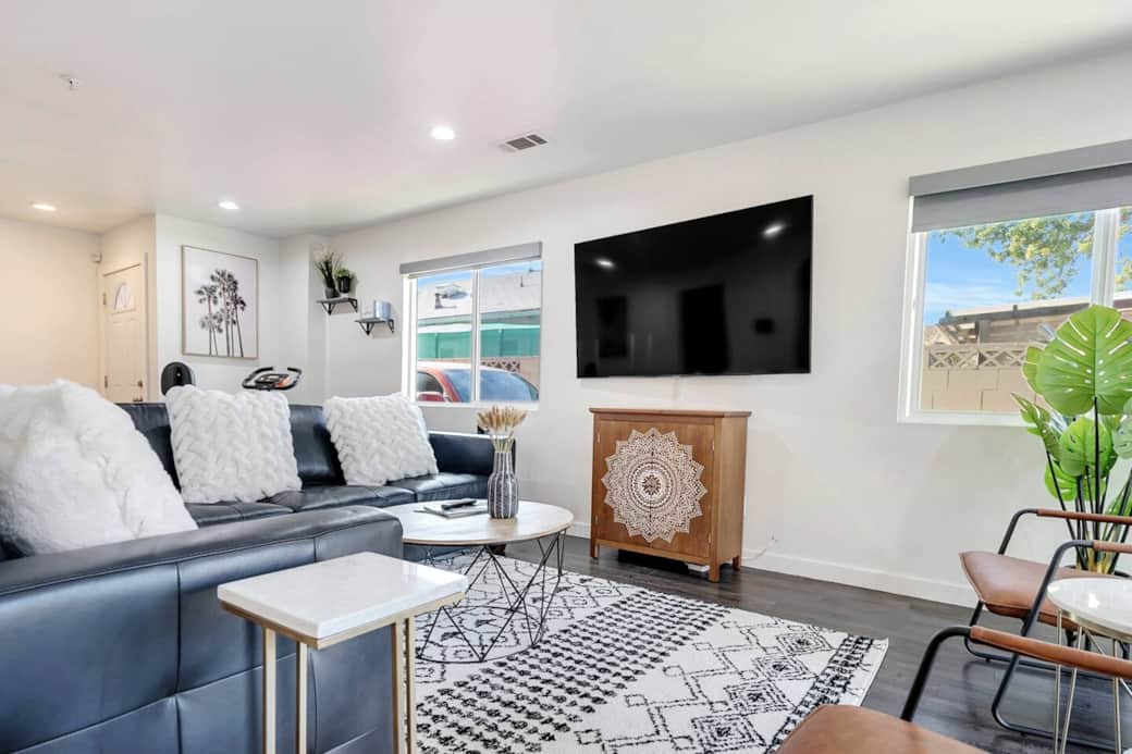 Modern Living Room: 70 in Samsung smart TV and seating for the whole family! Modern Living Room: 70 in Samsung smart TV and seating for the whole family!