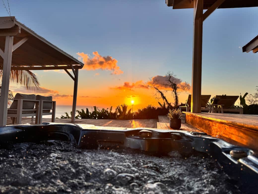 Jacuzzi avec vue mer et coucher de soleil