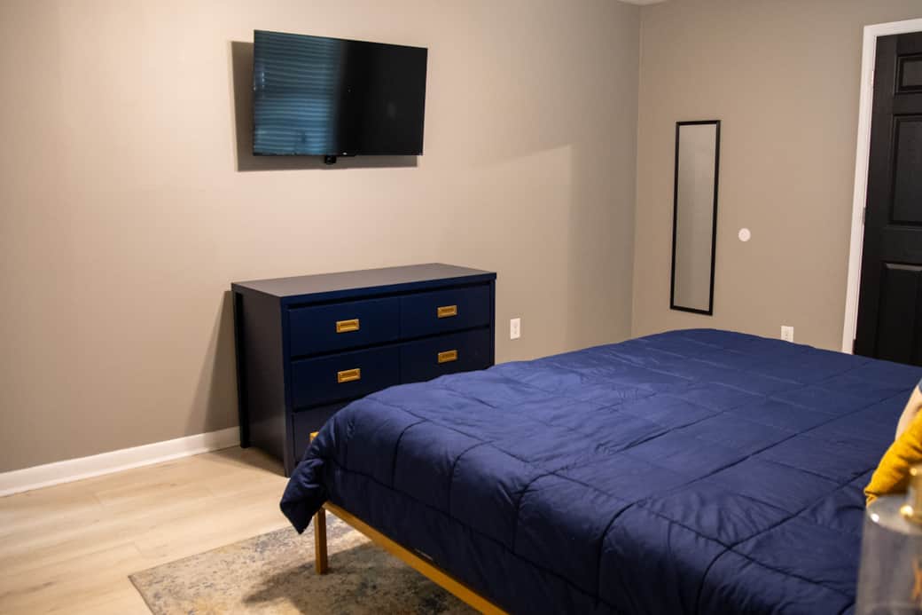 Bedroom 1 King size bed, t.v., dresser Bedroom 1 King size bed, t.v., dresser