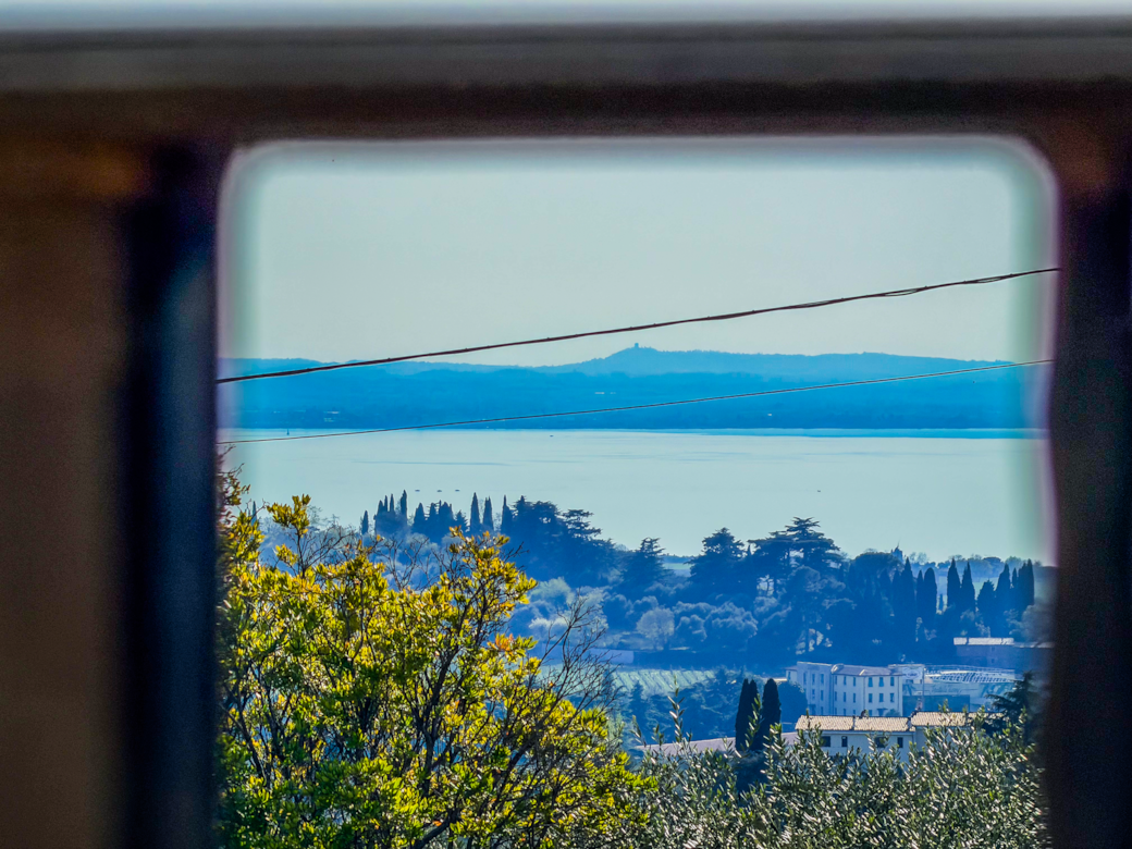 La vista lago dal balcone della Cascina Cavaleone La vista lago dal balcone della Cascina Cavaleone