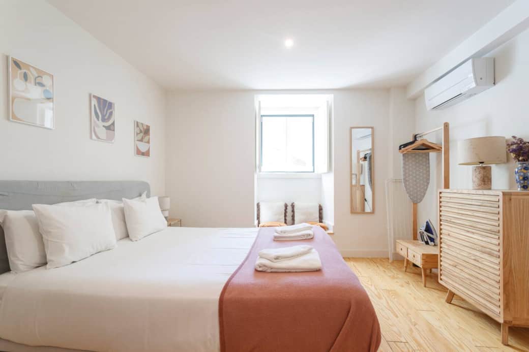 Queen sized bed: 160cm * 200cm