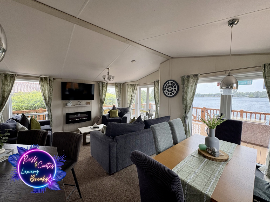 Lounge / Dining Area