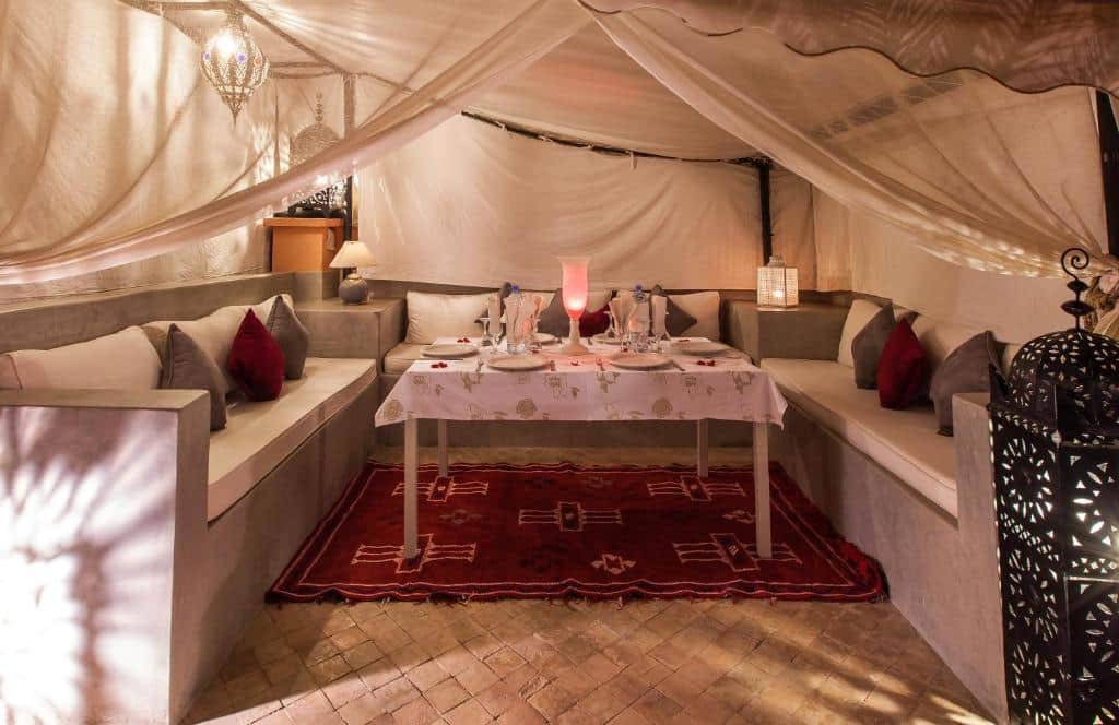 Chambre raffinée du Riad Shemsi mêlant artisanat marocain et design contemporain