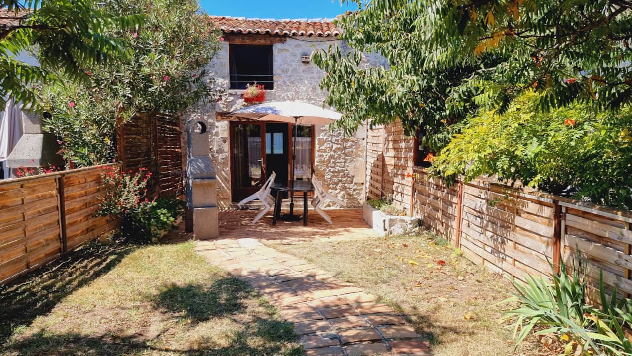 Entrada del gîte Le Chai en el parque del dominio