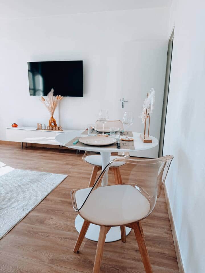 Table repas dans le salon mais aussi dans la cuisine quand vous êtes 4 dans le logement Table repas dans le salon mais aussi dans la cuisine quand vous êtes 4 dans le logement