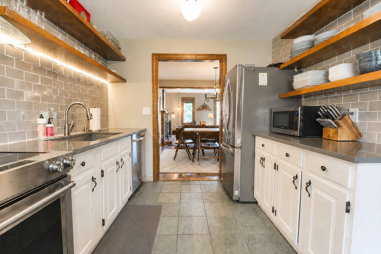 Modern Quechee Townhouse | 3 Bedroom with AC! — interior photo 2
