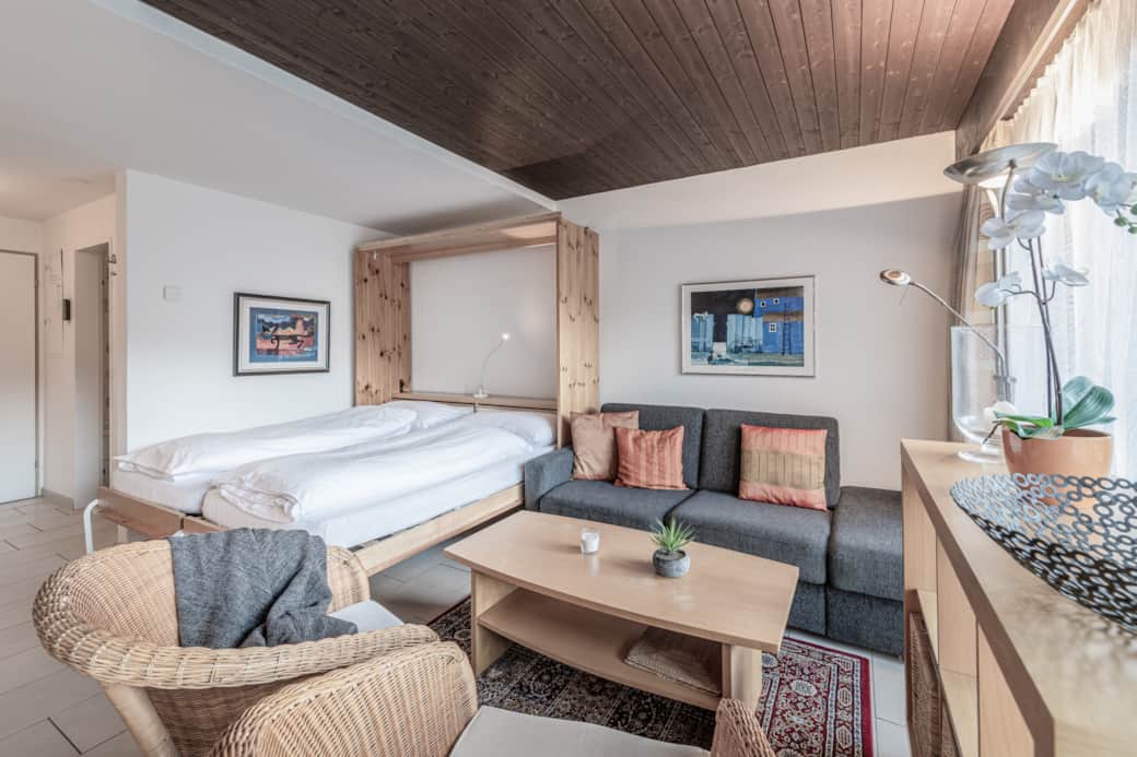 Wohnbereich mit offenem Schrankbett Wohnbereich mit offenem Schrankbett