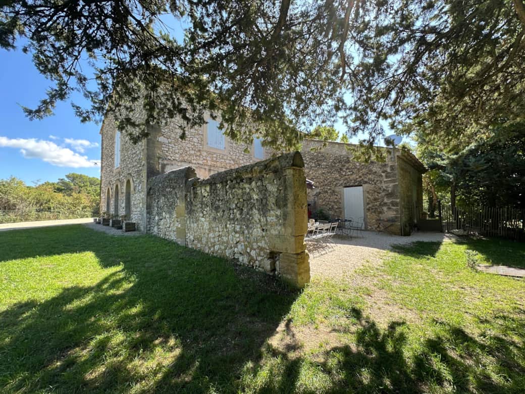 façade maison, chaise longues, jardin, terrain pétanque, entrée