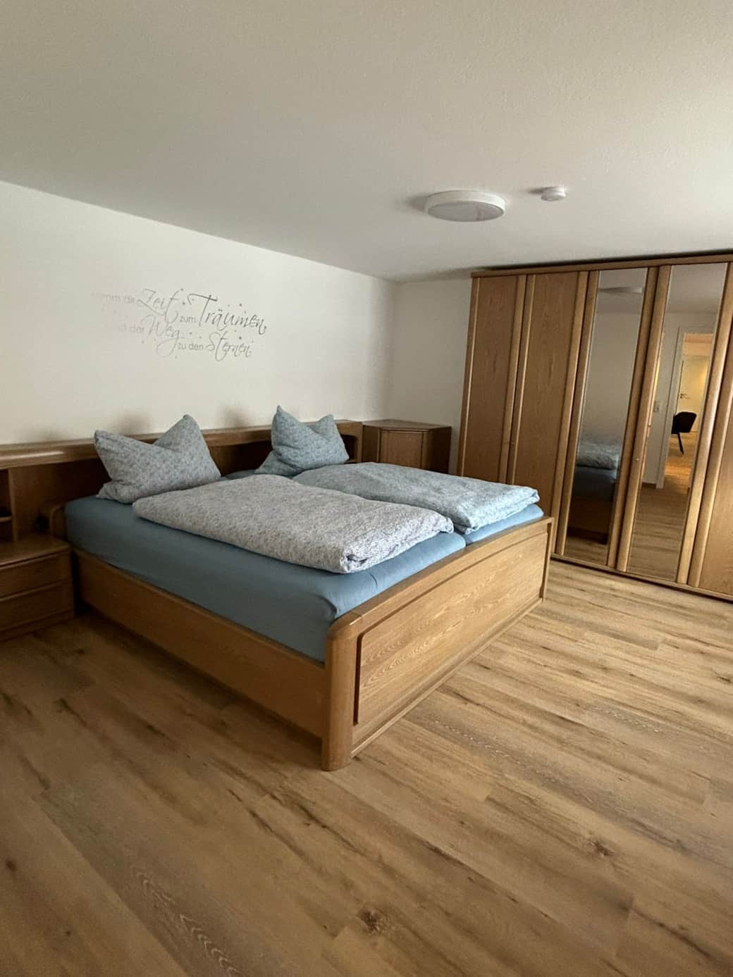 Doppelbett und geräumiger Kleiderschrank