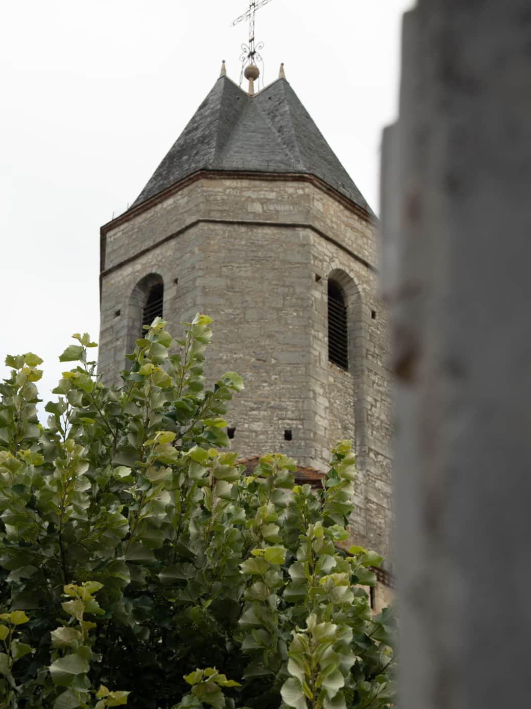 Chambre parentale avec vue sur le clocher de l'Eglise de Martel Chambre parentale avec vue sur le clocher de l'Eglise de Martel