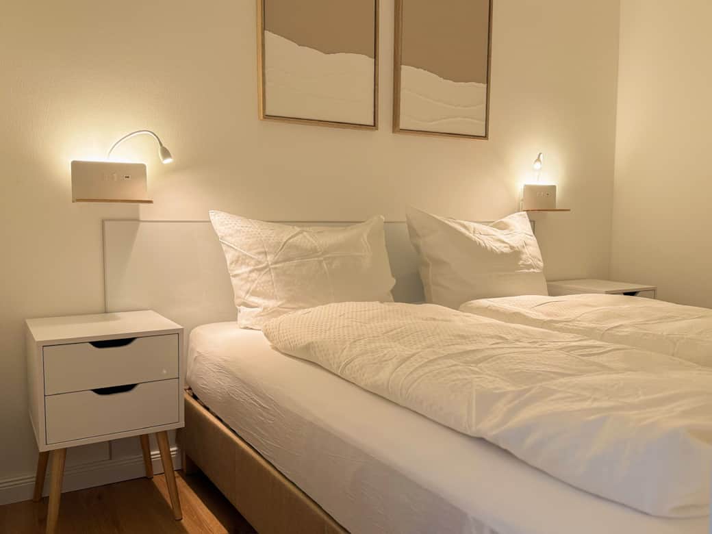 Schlafzimmer 1 mit einem 180x200 Bett & TV Schlafzimmer 1 mit einem 180x200 Bett & TV