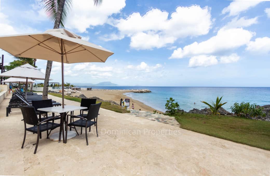 Direct access to a private beach