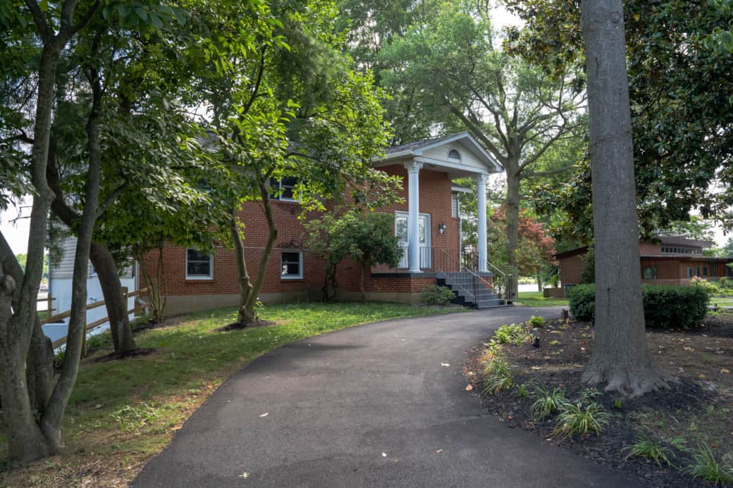 Front of house w/driveway