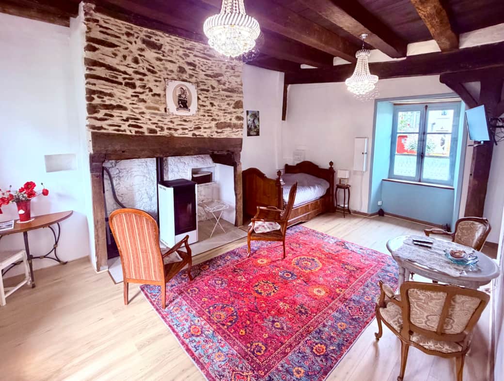 Séjour de la Maison d’Amélie, lit simple (draps fournis), TV, Box internet, poêle à pellets...