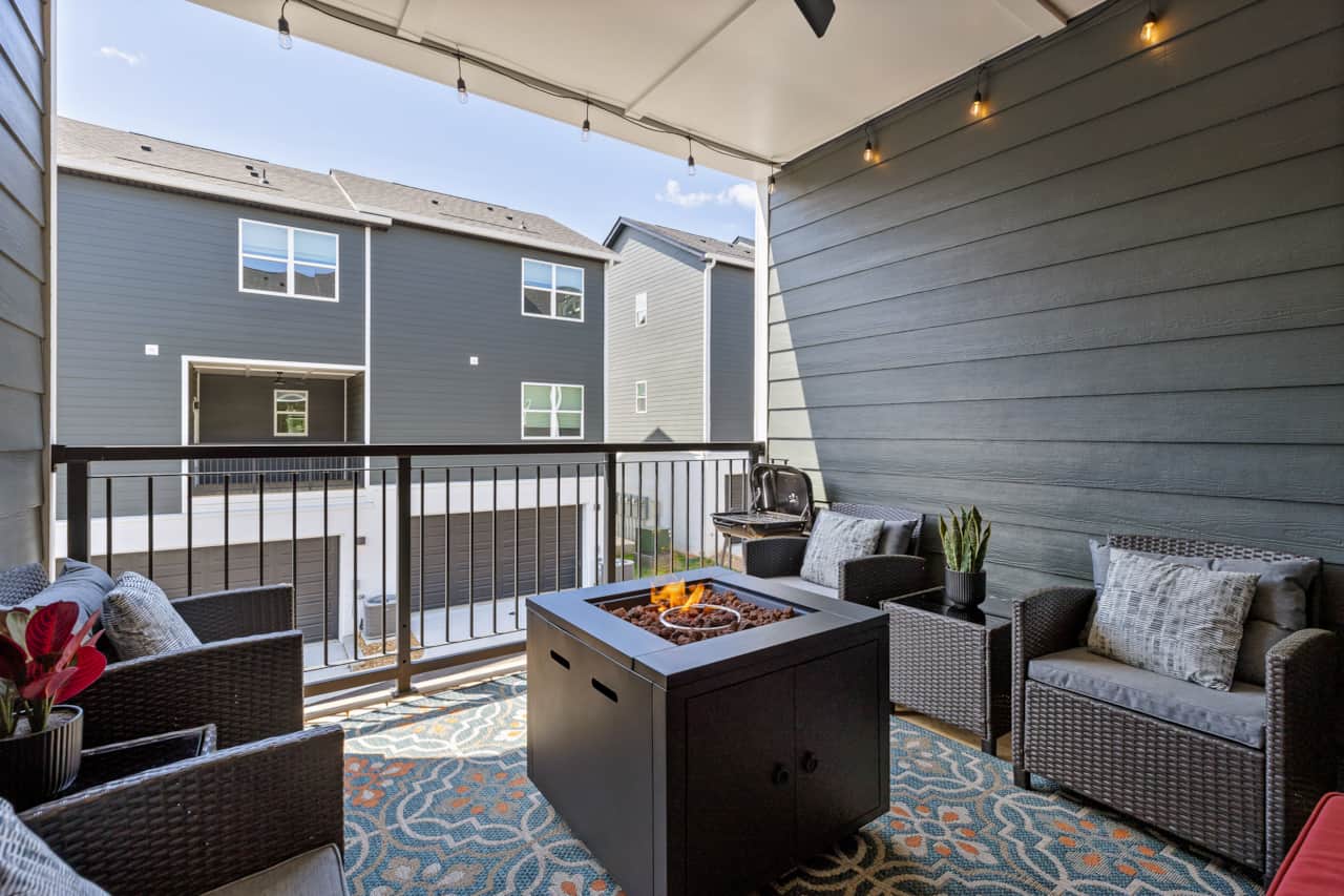 🏡 B - Covered Deck with String Lights, Fire-pit, and Charcoal Grill 1