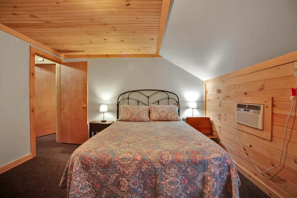 Bedroom1 - Queen Bed, AC