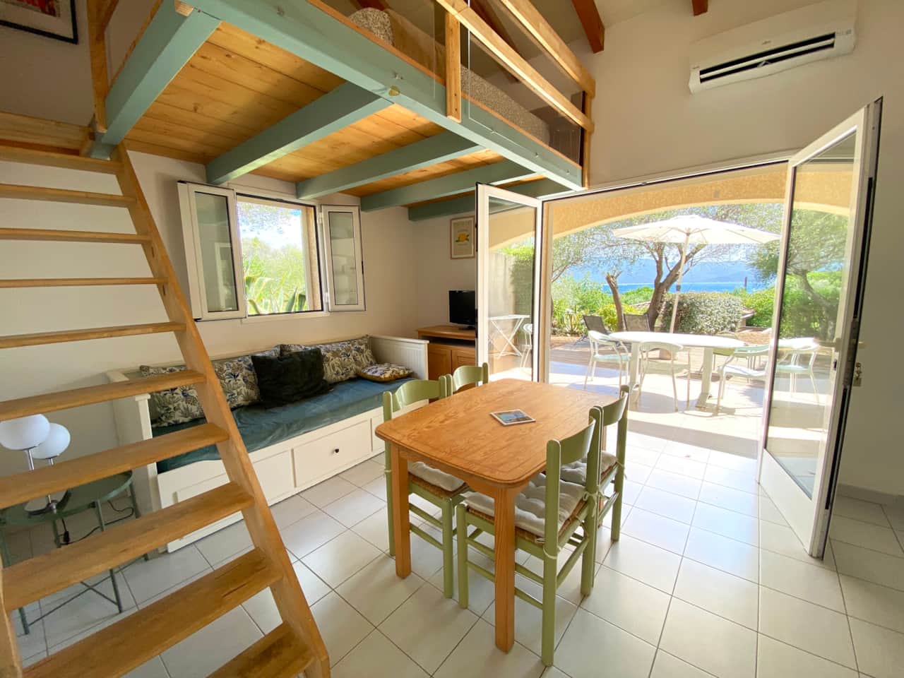 Pièce à vivre - Résidence Ogliastrello - Olmeto location vacance - Villa Rosula - piscine et bord