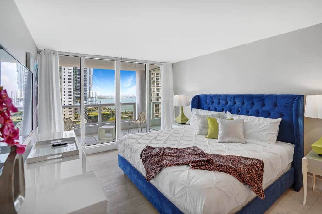 2nd master bedroom suite, king bed, balcony access, bathroom