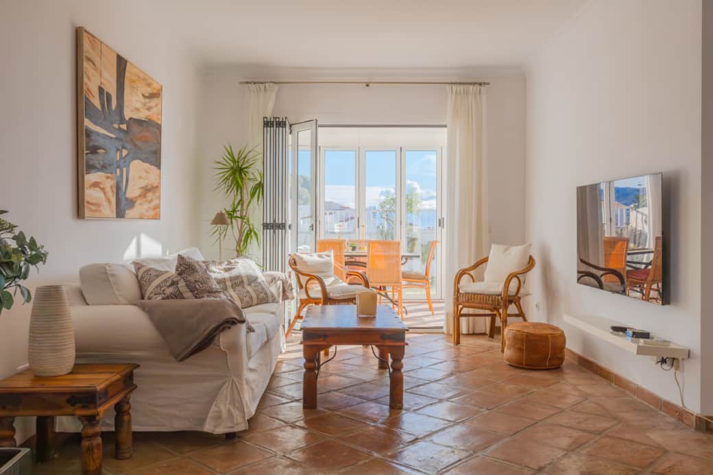 Salón luminoso y espacioso con asientos cómodos. Salón luminoso y espacioso con asientos cómodos.