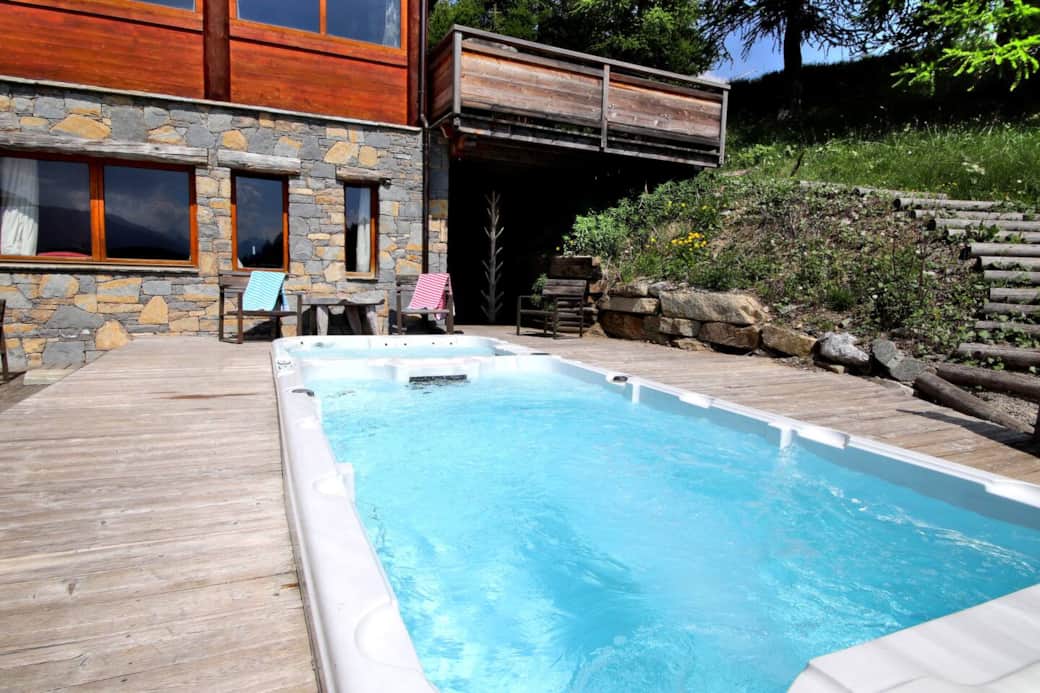 Le spa de nage avec un jacuzzi chauffé à 37° et une piscine à jets chauffée à 30° sur la grande terrasse face aux pistes.