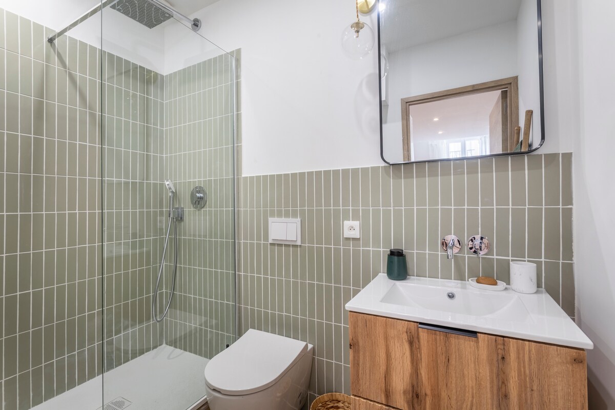 Beautiful apartment in downtown Aix, AC