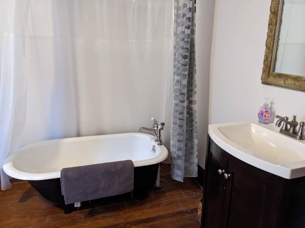 Tub and Sink Room 13