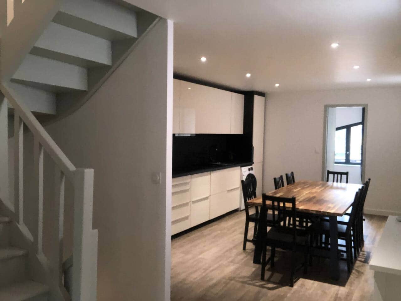 salle à manger, escaliers, table à manger, cuisine