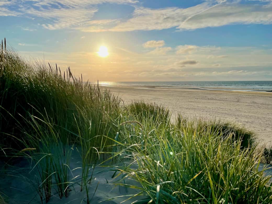 Ondergaande zon op het strand
