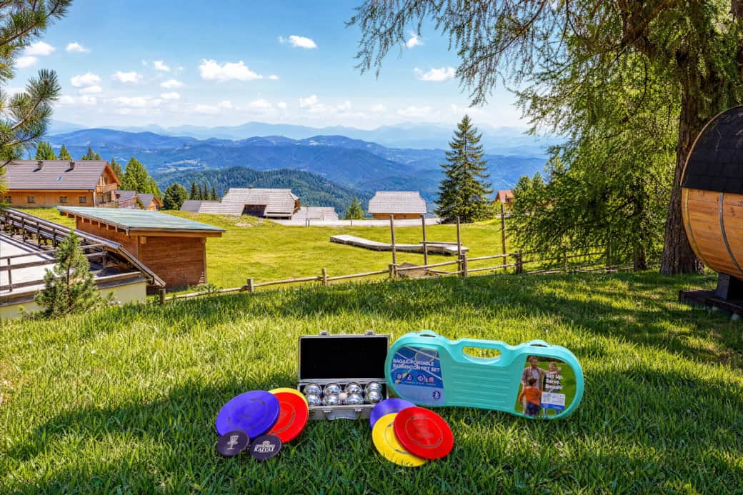 Badminton, Boccia & Disc-Golf-Set direkt in der Lodge — Spielspaß für die ganze Familie
