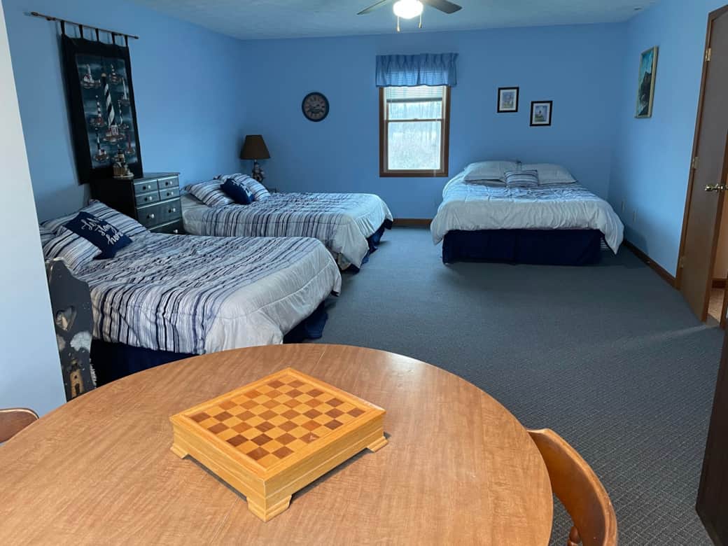 Bedroom 3 (3 queens) - upper floor