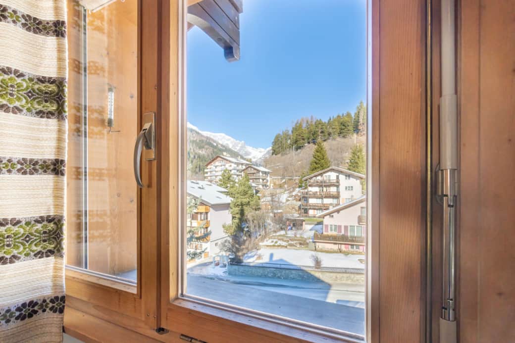 Fiesch Ferienwohnung Aussicht Doppelbett Schlafzimmer_1