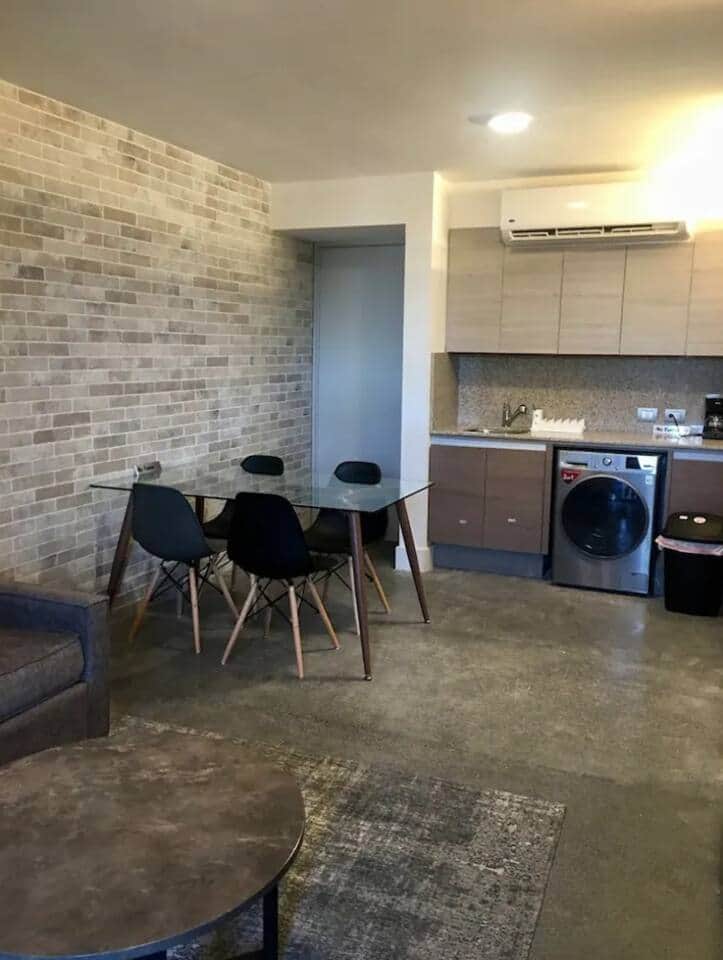 Comedor con sillas para 4 personas y Cocineta Equipada
