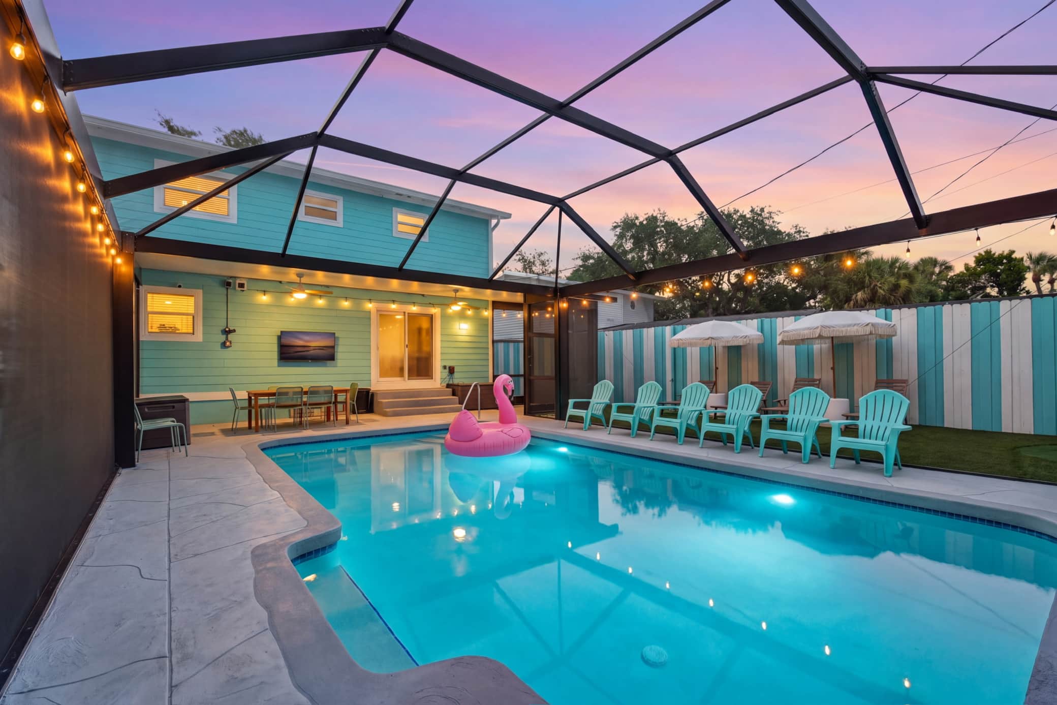 ・Sleeps 16 ・4 Bedrooms ・2.5 Bathrooms ・Sleeps 16 ・4 Bedrooms ・2.5 Bathrooms