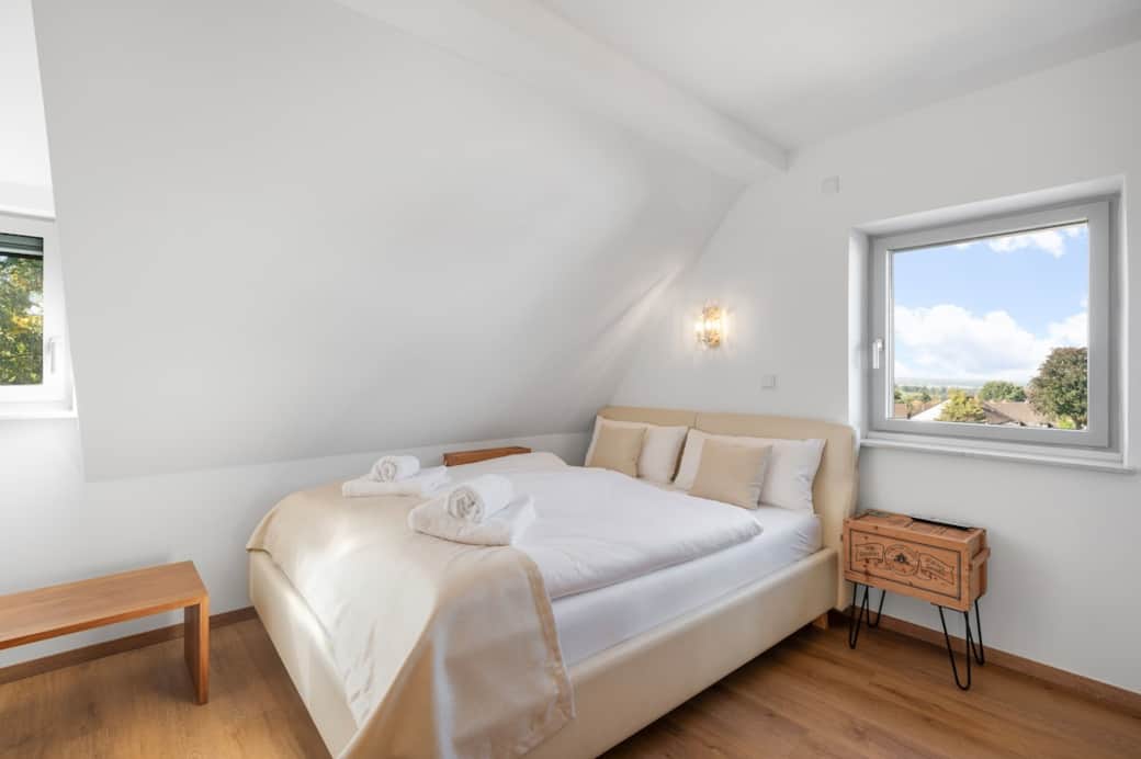 Schlafzimmer mit 160cm Bett und Steckdosen an beiden Seiten. Schrank, TV, Ablage. Alles vorhanden Schlafzimmer mit 160cm Bett und Steckdosen an beiden Seiten. Schrank, TV, Ablage. Alles vorhanden