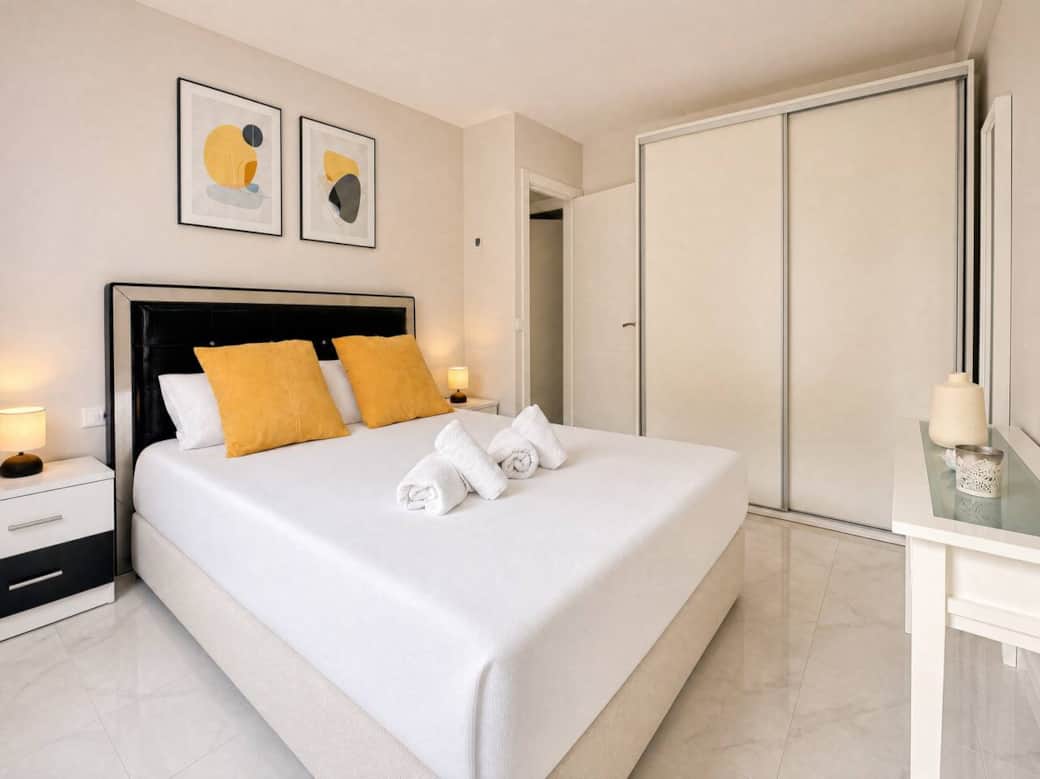 Dormitorio de matrimonio con cama de 150cm Dormitorio de matrimonio con cama de 150cm
