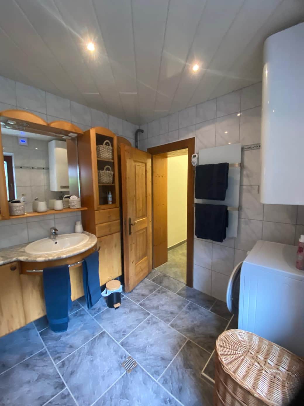 Badezimmer mit Waschtrockner