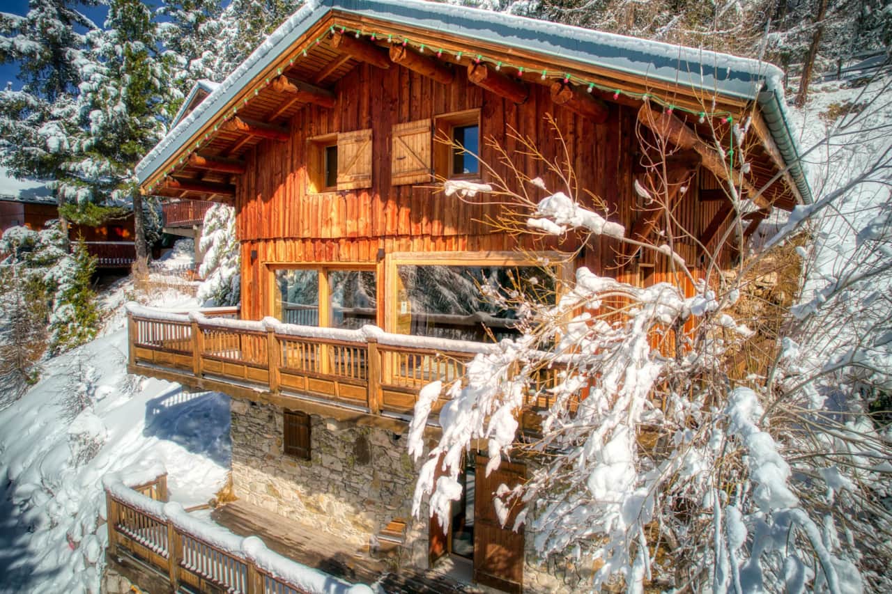 Chalet lumineux avec vue sur les sommets enneigés