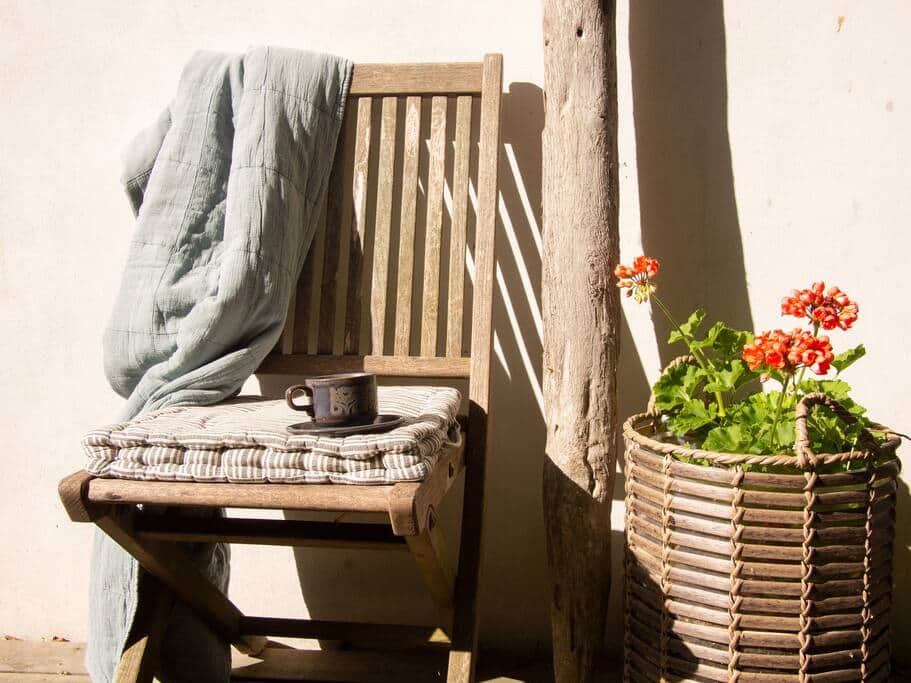 Den østvendte terrasse, god til morgenkaffe i solen.