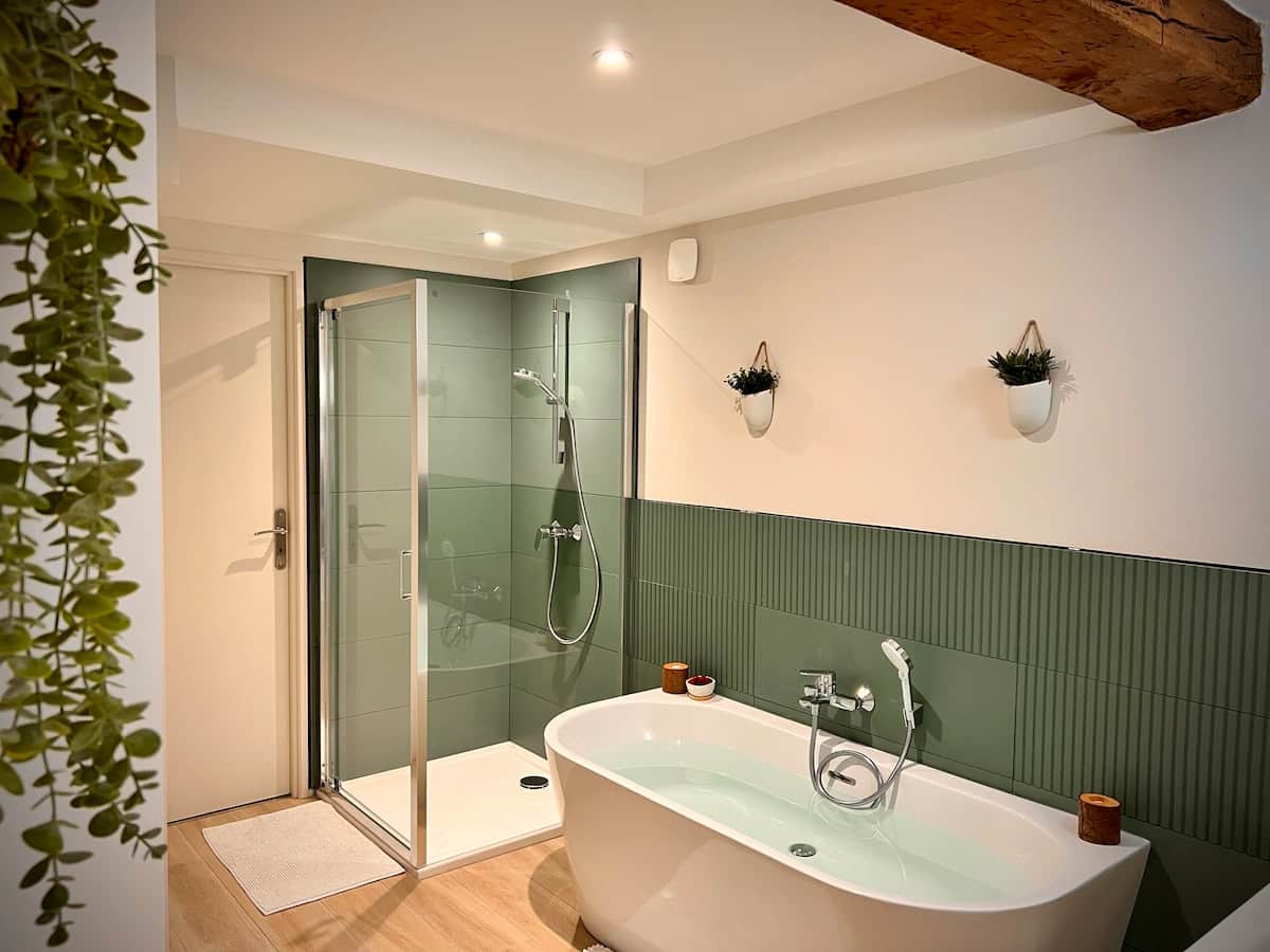 Laissez-vous choyer dans cette salle de bain alliant une élégante baignoire îlot et une douche moderne, l’espace parfait pour se détendre après une journée de découvertes... ✨